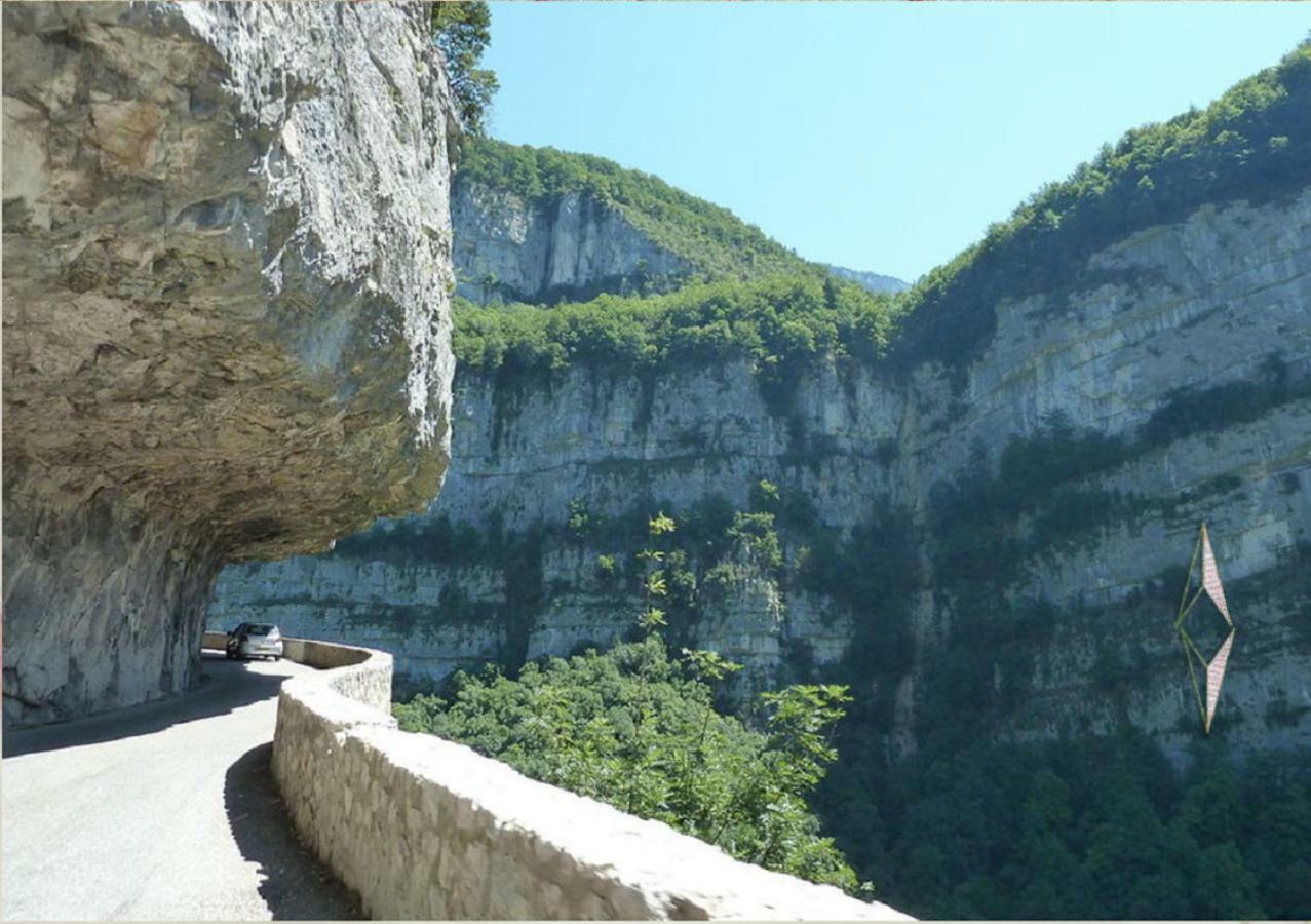 Okami Du Vercors Saint-Laurent-en-Royans Exterior foto